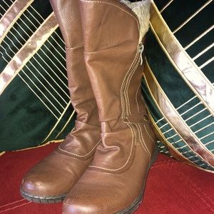 8.5 barely worn Naturalizer all weather booth